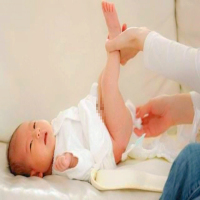 Elakkan tindakan salah menukar lampin bayi（3）